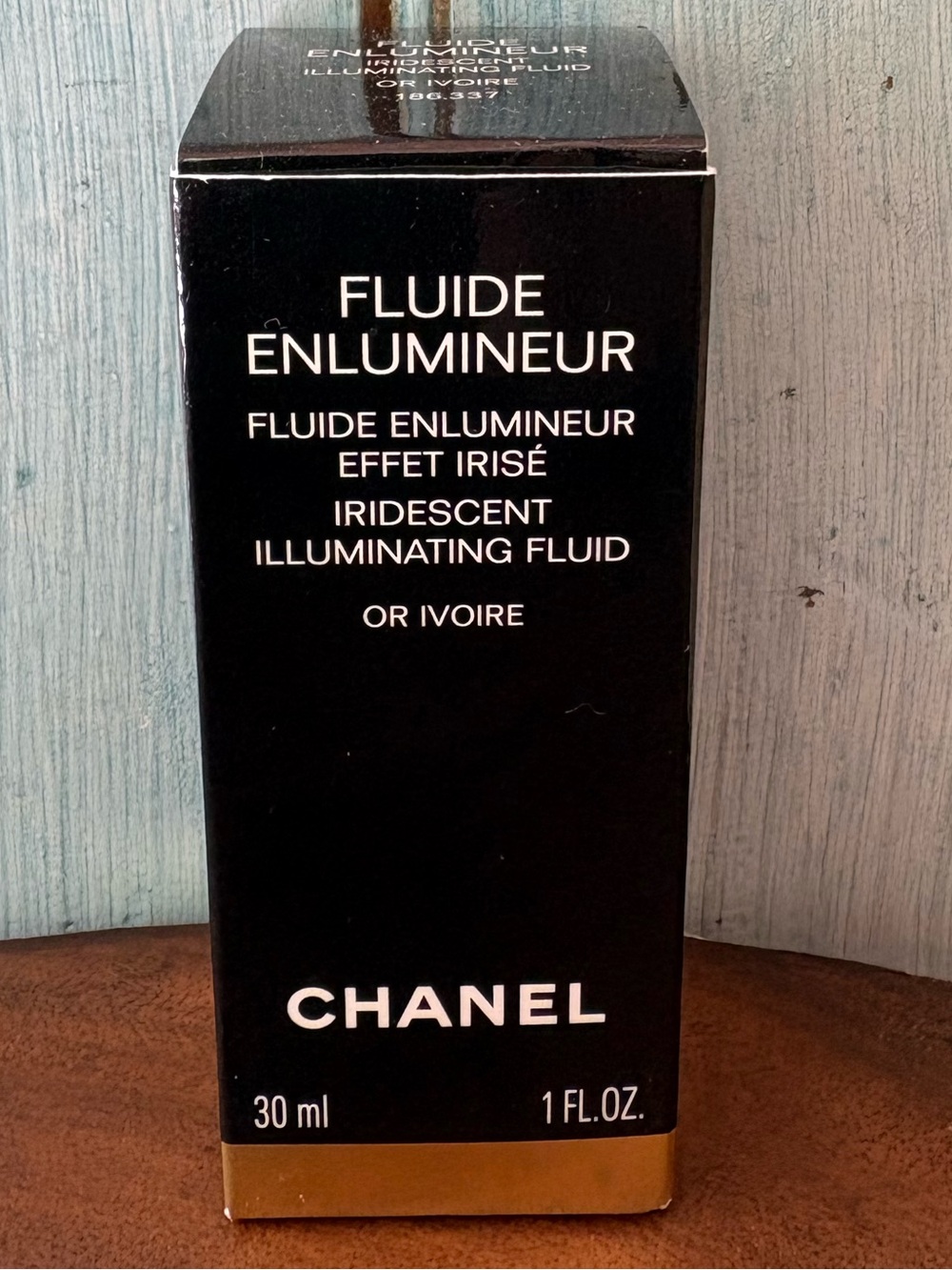 CHANEL Fluide Enlumineur Iridescent Illuminating Fluid - Black & Gold Packaging - Picture 10 of 10